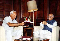 Centre's interlocutor N. N. Vohra discusses  with Deputy Prime Minister L. K. Advani