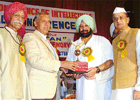 Punjab Governor Justice O. P. Verma (retd) honours Punjab Chief Minister Amarinder Singh with the Punjab Rattan Award