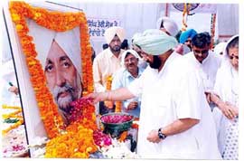 Punjab Chief Minister Amarinder Singh pays floral tribute to former Chief Minister Beant Singh