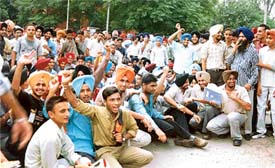 Students of Guru Nanak Engineering College protest against the functioning of Punjab Technical University 