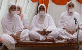 Jain sadhvi Divya Maharaj speaks on the life of Lord Mahavira at Sambatsari Utsav