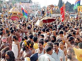 Devotees on way to Ram Kund for the final �Shahi Snan� 