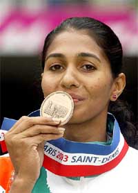 Anju Bobby George kisses her medal 