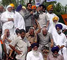 Mr Vinod Khanna, Minister of State for Foreign Affairs, addresses the crowd
