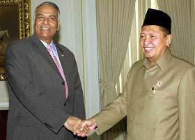 External Affairs Minister Yashwant Sinha shakes hand with Indonesian Vice-President Hamzah Haz