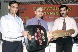 IndianOil�s General Manager Y Sahai handing over the key to the winners