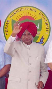 Dr A.P.J. Abdul Kalam, President of India, waves at the crowd at the inauguration of Kisan Mela at Punjab Agricultural University