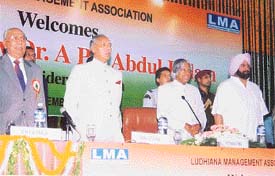 President A.P.J. Abdul Kalam, Punjab Governor Justice O.P. Verma (retd) (on his right) and Punjab Chief Minister Singh sing the National Anthem 