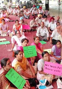 Members of the PCCTU hold a dharna in front of the mini secretariat