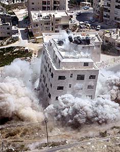 Israeli soldiers blow up a Palestinian building