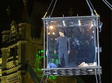 US illusionist David Blaine embarks on 44 days of starvation and solitary confinement in a glass box 