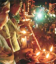 Devotees offer mahaarti 