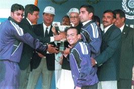 Deputy Prime Minister L. K. Advani presenting the overall championship trophy to the CRPF at the concluding function of the All-India Police Aquatic and Cross Country meet