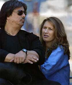Steffi Graf and Gil Reyes watch Andre Agassi play Juan Carlos Ferrero 