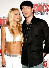 Singer Enrique Iglesias poses with his girlfriend and tennis star Anna Kournikova at the New York Premiere of the film Once Upon A Time In Mexico