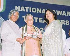 Principal Sarita Manuja receives award from the President A.P.J. Abdul Kalam 