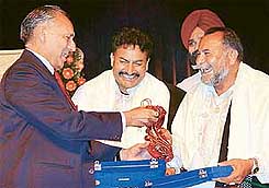Sufiana singers Puran Chand Wadali and Payare Lal Wadali being honoured by Justice O.P. Verma