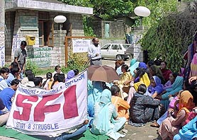 Activists of SFI, CITU and other left parties hold a dharna at Hamirpur