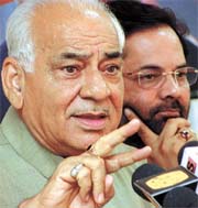 Delhi unit BJP president Madan Lal Khurana and M. A. Naqvi addressing a press conference