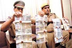 The police personnel of South District display the Rs 5.50 lakh booty which was recovered from the accomplice of Gaurav Sharma who feigned
