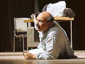 Suresh Bhardwaj plays a fastidious father in "Yatra dar Yatra"