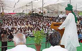 Haryana Chief Minister Om Prakash Chautala addresses the Farm Darshan Mela at CCS Haryana Agricultural University in Hisar