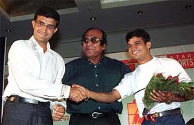 Saurav Ganguly congratulates boxer Ali Gamar as former footballer P. K. Banerjee looks on