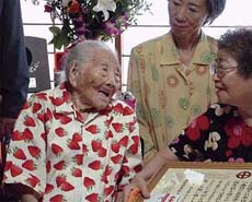 Kamato Hongo, believed to be the person in the world, chats with her daughter Shizue Kurauchi in Kagoshima