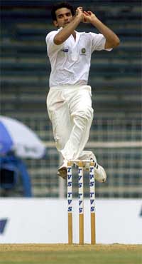Zaheer Khan warms up before the match in Chennai 