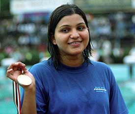 Richa Mishra of Police Sports Control Board, who broke the 20-year-old national record at 100m butterfly at the 57th Senior National Aquatic championship, shows her medal in Kolkata 