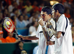 Rohan Bopanna and Mahesh Bhupathi talk to each other 