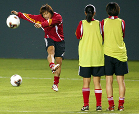 China's top player Sun Wen executes a free-kick at a practice session for the Women's World Cup in Carson