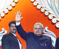 Prime Minister Atal Bihari Vajpayee waves to the Indian community at a  reception in New York 