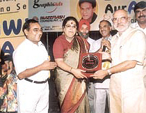 Usha Uthup receiving an award from Union Labour Minister Sahib Singh Verma.