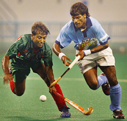 Dhanraj Pillay (R) sprints past Bangladesh's Mohammad Zahidul Islam during the sixth Asia Cup hockey tournament in Kuala Lumpur on Tuesday.