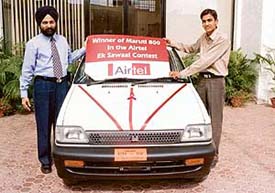 Mr Mandeep Bhatia, Vice-President, Marketing and Sales, Bharti Mobile, hands over Maruti 800 to the winner of the Ek Sawal contest, Sumit Gupta of Bathinda