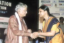 Dr Murli Monahar Joshi congratulating the Best Young Manager of NCYM at the valedictory session of AIMA's 30th national management convention.