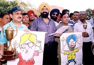 Jaspal Bhatti�s Nonsense Club presents the �best Punjab comedy award� to Mr Parkash Singh Badal and Capt Amarinder Singh