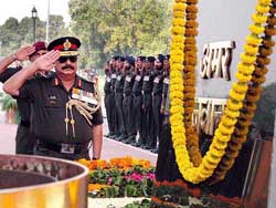 Lt. General Shantounu Choudhary, Vice Chief of Army Staff, salutes the Amar Jawan Jyoti on the occasion of the 176th anniversary of the Regiment of Artillery