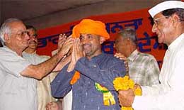 Mr Avinash Rai Khanna is felicitated by Mr Brij Lal Rinwa