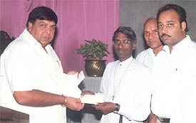 Mr Surinder Dawar, MLA, presents a cheque for Rs 2 lakh to members of the  managing committee of Kalvery Church 