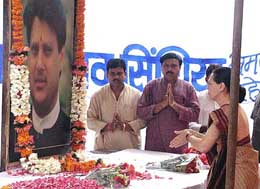 Congress President Sonia Gandhi pays tributes to Congress leader Madhavrao Scindia
