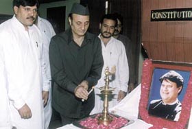 Dr Karan Singh and Devender Kumar, ex-chairman of All India Rural Development, lighting the lamp to mark the second death anniversary of Madhav Rao Scindia 