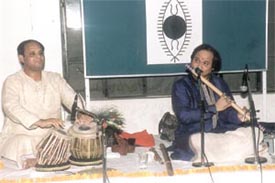 Pt Ronu Mazumdar performing at Hansraj College during the Spic Macay programme