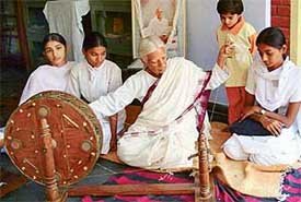 Shakuntala Verma, a contemporary of Mahatma Gandhi, pays a befitting tribute to the Father of the Nation, by instructing children in spinning the wheel