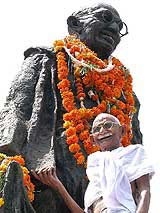 Eightyfive-year-old freedom fighter Ramdayal Shrivastava offers a floral tribute