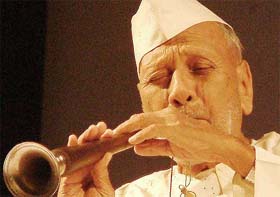 Bharat Ratna Bismilha Khan performs at "Banaras Utsav 2003"