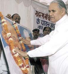 Haryana Governor Babu Parmanand paying floral tributes to Mahatma Gandhi at a function organised in Gandhi Sevashram at Palwal in Haryana to mark the Gandhi Jayanti celebrations.