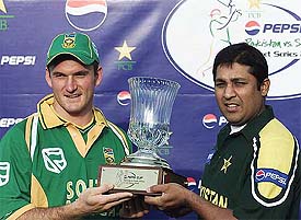 South African captain Graeme Smith and his Pakistani counterpart Inzamam-ul-Haq