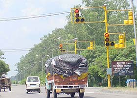 Vehicles jump the red light on the Sahnewal-Doraha road